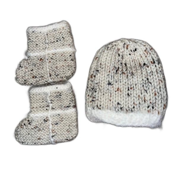 Knitted Newborn Hat and Booties SOFT - Picture 2 of 2